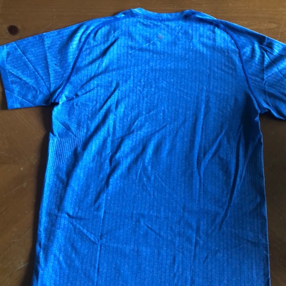 Men’s Lululemon T-Shirt - Picture 3 of 3